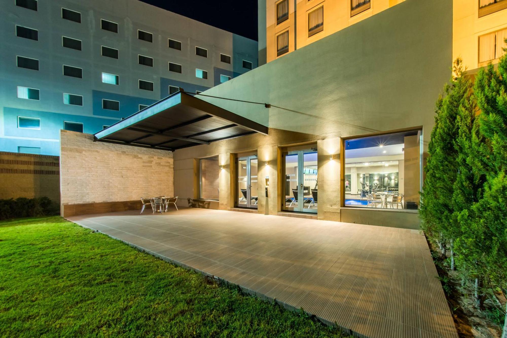 Отель Courtyard By Marriott Сан-Луис-Потоси Экстерьер фото
